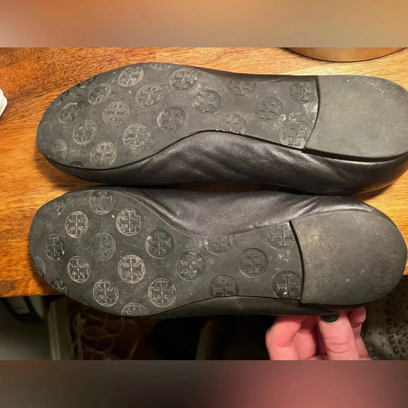 Tory Burch ballet flats. Gold medallion. Black leather. - Picture 5 of 5
